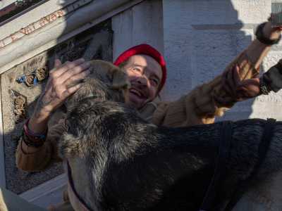 Mentre parliamo diverse persone si fermano a chiedergli come sta...